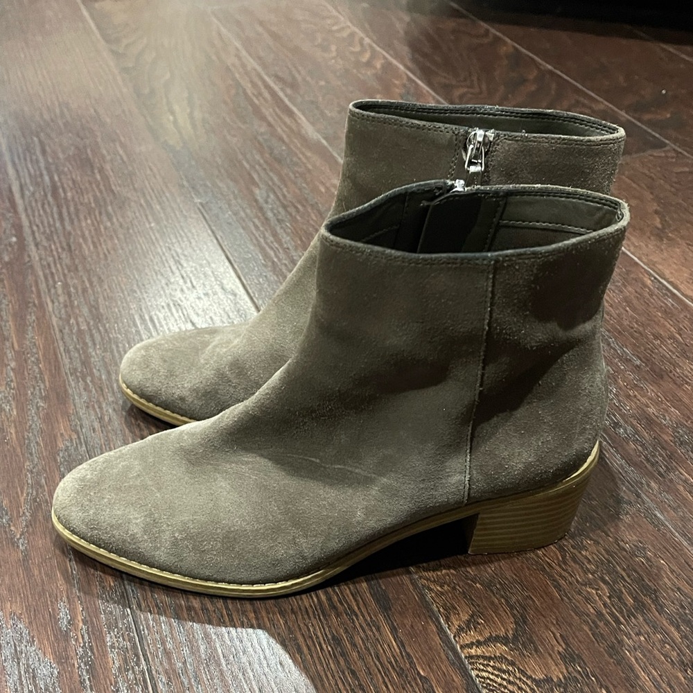 Clarks Women Khaki Olive Breccan Myth Suede Bootie ankle boots Size 7.5M